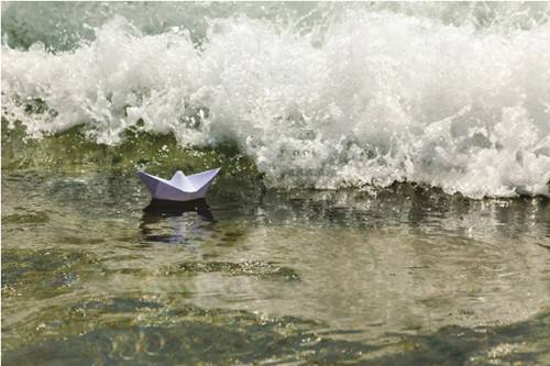 /pic/news/Images/Hoi%20cho%20Le%20Hoi/ngay%2001-10/cong%20da/paper-boat-now-die-in-a-huge-wave-1.jpg