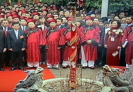 /pic/news/Images/abc/ngay%2025-12/trang%20phuc/Le_phuc.jpg