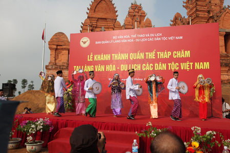 /pic/news/Images/abc/ngay%2026-11/lang%20chai/283_15_mua-Cham.jpg