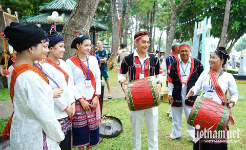 (77,81)- Phá vỡ lệ ngàn đời: Người phụ nữ đầu tiên đánh trống K