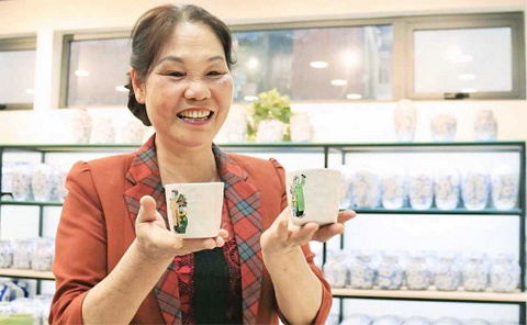 (29)- Doanh nhân, Nghệ nhân Hà Thị Vinh, Giám đốc Công ty TNHH Gốm sứ Quang Vinh: Thắp lửa từ đất, đưa hồn gốm Bát Tràng vang danh