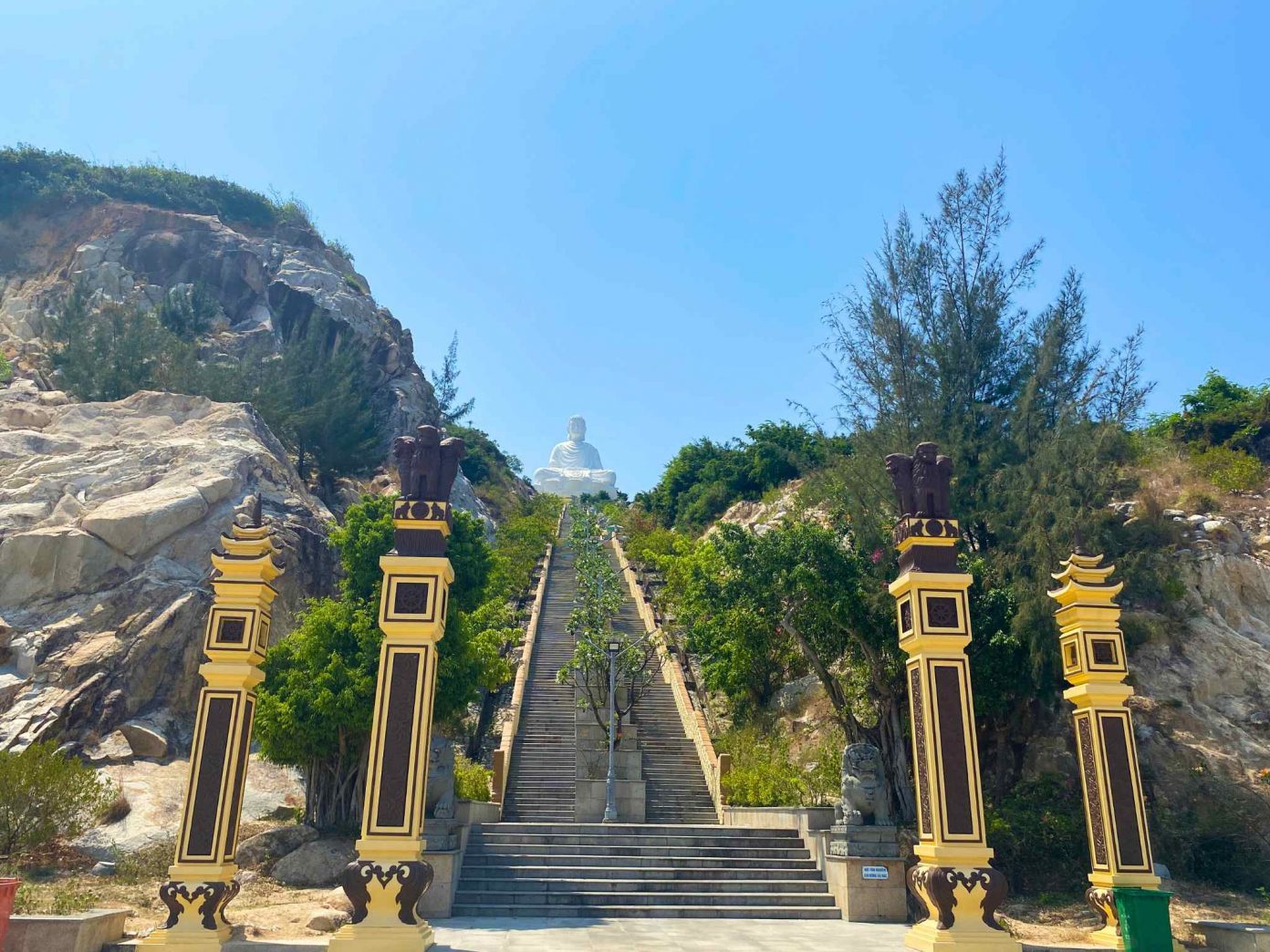 (77)- Vượt 600 bậc thang chiêm bái tượng Phật khổng lồ ở Bình Định