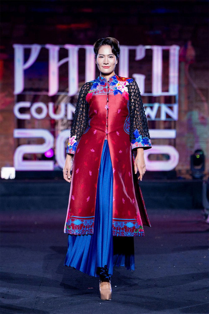 (18,35,90)- Diễn viên Tú Oanh, Minh Cúc diễn thời trang chào năm mới của NTK Cao Minh Tiến