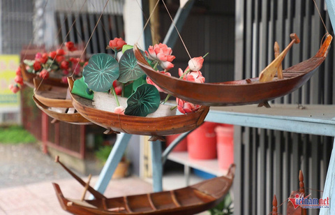 (67)- Người đàn ông làm ghe, xuồng tí hon suốt 10 năm bên lề đường, kể chuyện xúc động