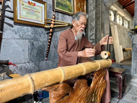 (18,35,90)- Người thủ từ “kể chuyện” di sản bằng âm nhạc dân tộc