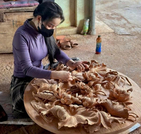 (43)- 9X xinh đẹp ở Đà Nẵng biến gỗ thành tác phẩm trăm triệu, nhiều người thán phục