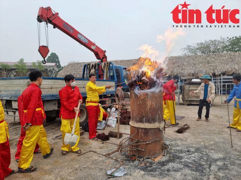 (36)- Trình diễn đúc trống đồng theo phương thức thủ công truyền thống